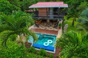 an aerial view of a house with a swimming pool at Hotel Ecopaisajes- Lake-Premier-Resort in Santa Rita