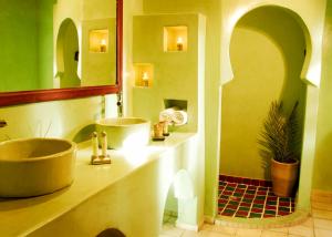 Ett badrum på Maison d'Hôtes Kasbah Azul
