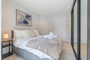 a bedroom with a bed with two towels on it at Spacious North London Flat Sleeps 4 in New Barnet +16 photos