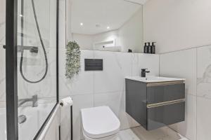 a bathroom with a shower and a toilet and a sink at Spacious North London Flat Sleeps 4 in New Barnet