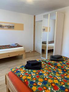a bedroom with two beds and a mirror at Ferienwohnung Sprjewja in Straupitz