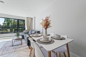 a living room with a white table and chairs at Spacious North London Flat Sleeps 4 in New Barnet