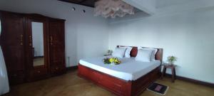 a bedroom with a bed with flowers on it at Maisonnette en bord de mer in Antsiranana