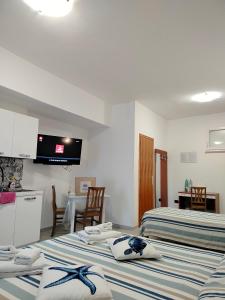 a hotel room with two beds and a kitchen at B&B Gattopardo in Cariati