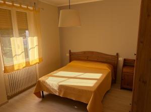 a small bedroom with a bed and a window at Ca' Sonenga in Menaggio