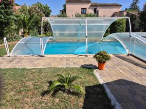 a swimming pool in a yard with a clearermottermott at Les Lauriers in Espondeilhan
