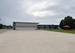 an empty parking lot in front of a building at Econo Lodge Calhoun South in Calhoun