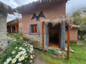 ein kleines Haus mit einem Vogel an der Seite in der Unterkunft Nacho's hotel in Soray