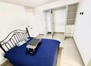 a bedroom with a blue bed and a closet at Studio Brasil 861 in Lima