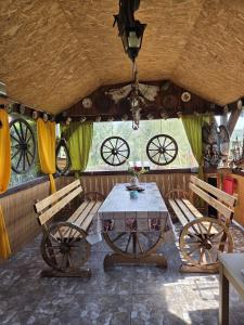 a dining room with a table and two chairs at La Moșie in Săldăbagiu de Munte