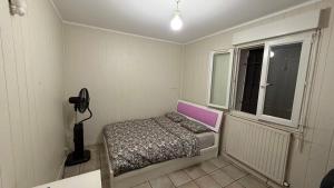 a small bedroom with a bed and a window at MAISON AVIGNON 4P avec piscine in Avignon