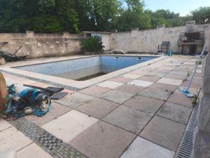 a swimming pool in the middle of a yard at MAISON AVIGNON 4P avec piscine in Avignon