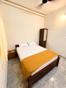 a bedroom with a bed in a room at Sree Madhavam Stays AC Family Homestay Near Padmanabhaswamy Temple in Trivandrum +1 photo