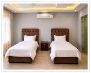 two beds sitting next to each other in a room at شاليهات الفيه in Khamis Mushayt