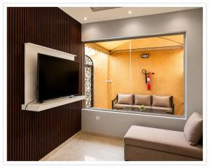 a living room with a couch and a large mirror at شاليهات الفيه in Khamis Mushayt