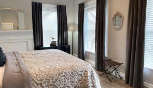 a bedroom with a bed and a mirror and windows at Hotel Laurance in Luray +91 photos