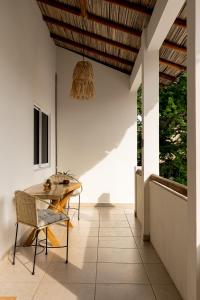 a dining room with a table and a chandelier at Bahía Sirenas in Puerto Escondido