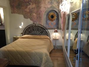 1 dormitorio con 1 cama y una pared con un mural en B&B Mr. My Resort en Florence