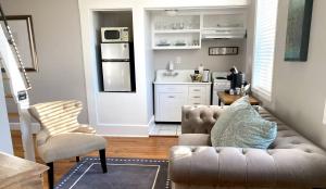 a living room with a couch and a kitchen at Hotel Laurance in Luray