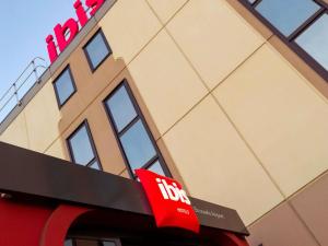 a hos sign on the side of a building at ibis Hotel Brussels Airport in Diegem