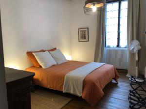 a bedroom with a bed and a window at Aux Deux Lys in Plazac