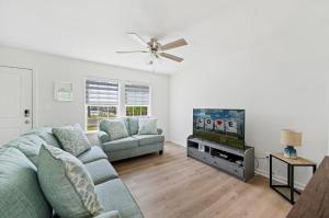 a living room with a couch and a tv at Casa Playa in Greenbackville
