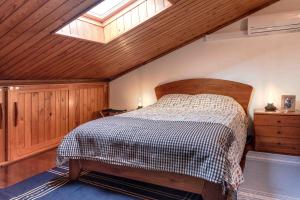 a bedroom with a bed and a skylight at Cantinho de Caria in Caria