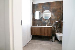 a bathroom with a sink and a mirror at Casa Di Luca in Chioggia
