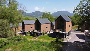 a row of houses with mountains in the background at Bobrí potôčik in Liptovský Mikuláš