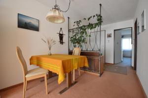 アローザにあるGentiana C7のダイニングルーム(黄色のテーブルと椅子付)