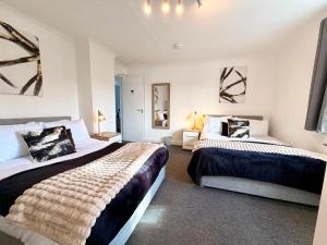 a bedroom with two beds in a room at Swan View House in Littleport