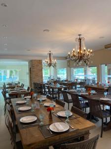 a large dining room with wooden tables and chairs at Hotel Beira Rio in Piraju