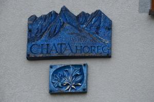 una señal en el lateral de un edificio en Chata Horec en Štrba