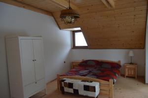ein Schlafzimmer mit einem Bett und einer Holzdecke in der Unterkunft Silent Hill 5 in Horná Lehota