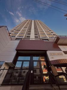 a tall building with a view of the top of it at Apartamento Sofisticado com terraço centro Pouso Alegre in Pouso Alegre