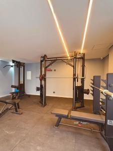 an empty room with a gym with a bench in it at Apartamento Sofisticado com terraço centro Pouso Alegre in Pouso Alegre