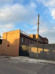 a building on the side of a street at Hotel Betel 3 pontes in Itaboraí