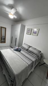 a bedroom with a large bed in a room at Ed. Odilon Vieira ap.205 in Vitória da Conquista