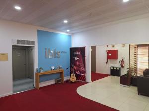 a waiting room with a uds sign on the wall at Hotel ibis Setubal in Setúbal