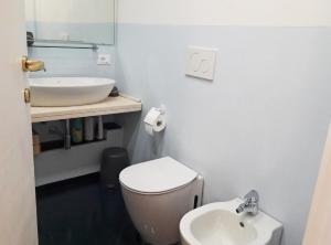 Un baño con un inodoro blanco y un lavabo. en House Maestrale by Holiday World, en Moneglia 21 fotos más