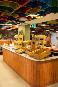 a kitchen with a counter with people preparing food at IBIS STYLES PETROLINA in Petrolina