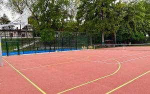 a tennis court with a net on top of it at Ameba Resort in Mielno