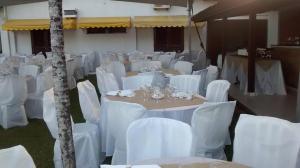 a group of white tables and chairs in a room at Pousada Recanto do Teimoso in Ubatuba