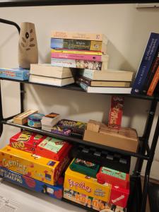 a shelf filled with books next to a wall at Μπαλκόνι με Θέα in Pérdika