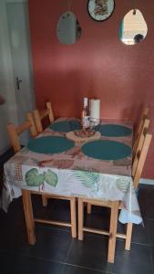 a table with two chairs and a table with at Parc résidentiel Les Moussaillons in Hourtin