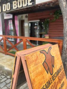 a sign in front of a do bone restaurant at Pousada Berro do Bode in Cabaceiras