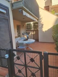 a patio with a table and a balcony at La taverna del puntone in Puntone di Scarlino