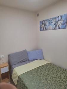 a bedroom with a bed and a painting on the wall at La taverna del puntone in Puntone di Scarlino