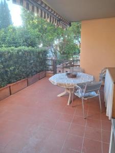 a patio with a table and chairs on a patio at La taverna del puntone in Puntone di Scarlino