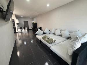 a living room with a white couch in a room at TinyHouseMX2 Comodidad, lujo y playa que se disfruta in Barre De Navidad